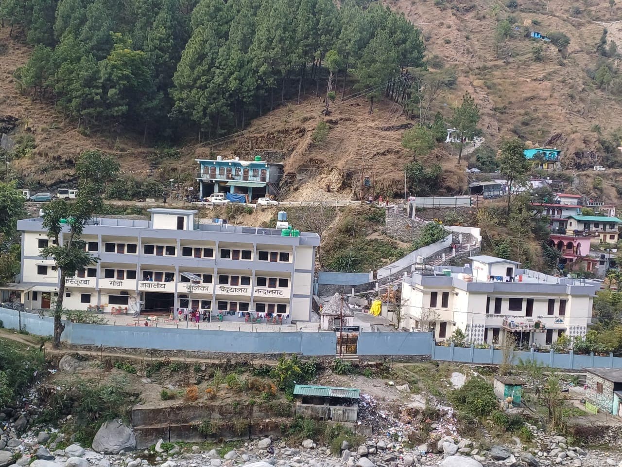 पहाड़ी पर स्थित विद्यालय परिसर का विहंगम दृश्य
