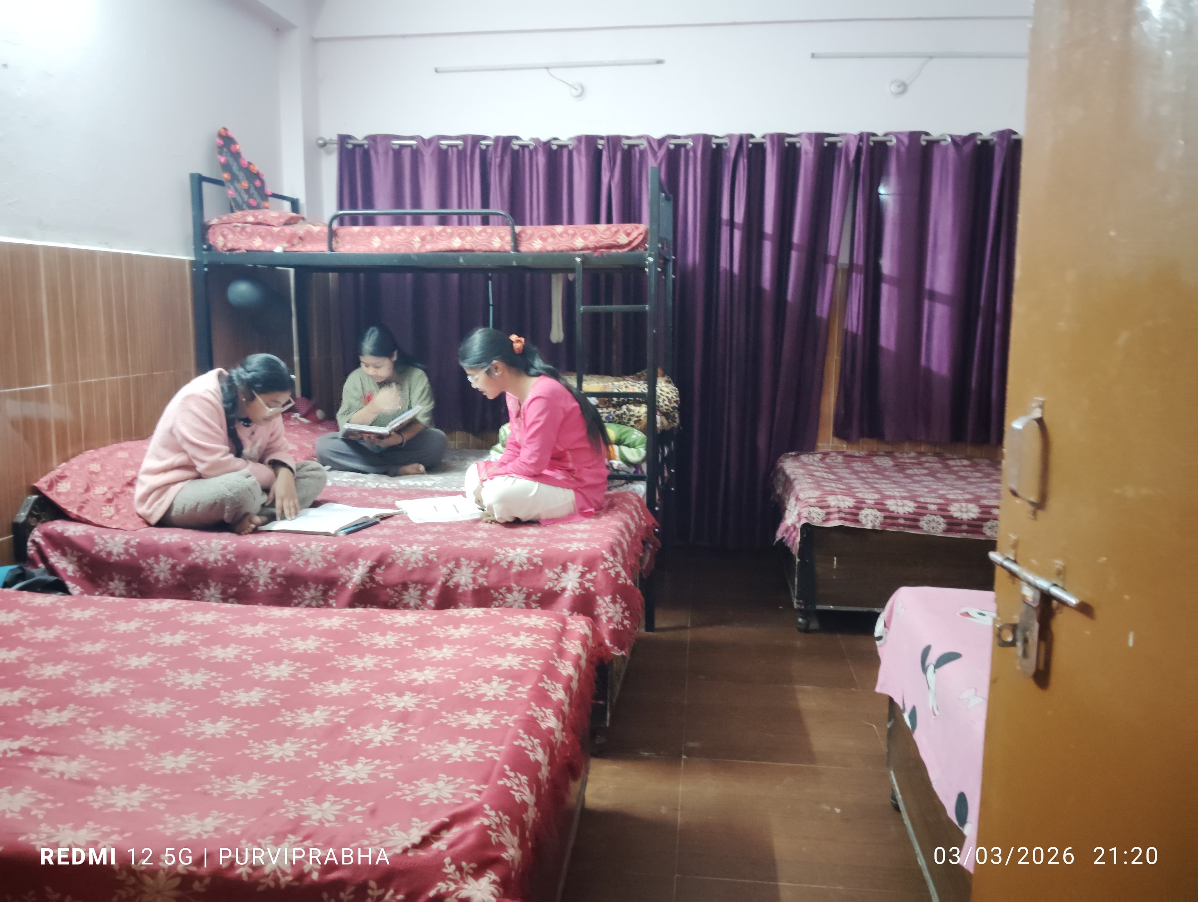 सहपाठियों संग पढ़ाई